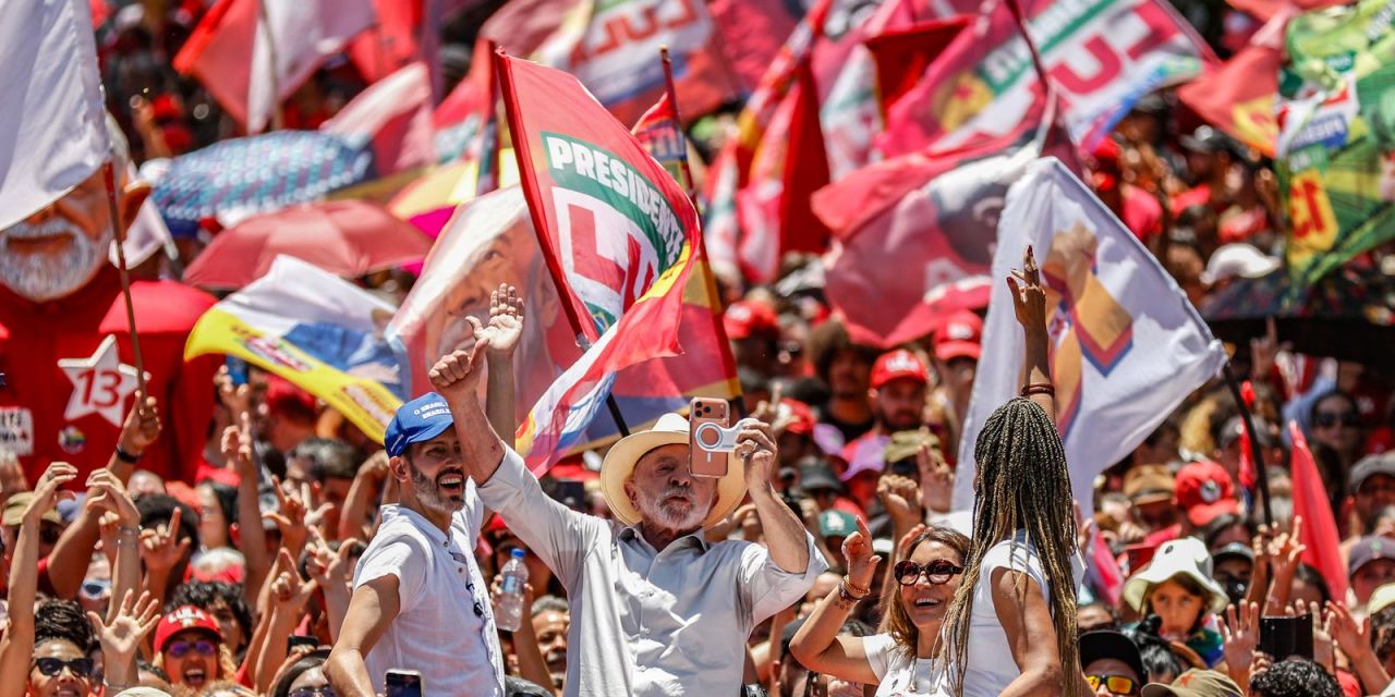 Lula discursando em ato de campanha em Ceilândia