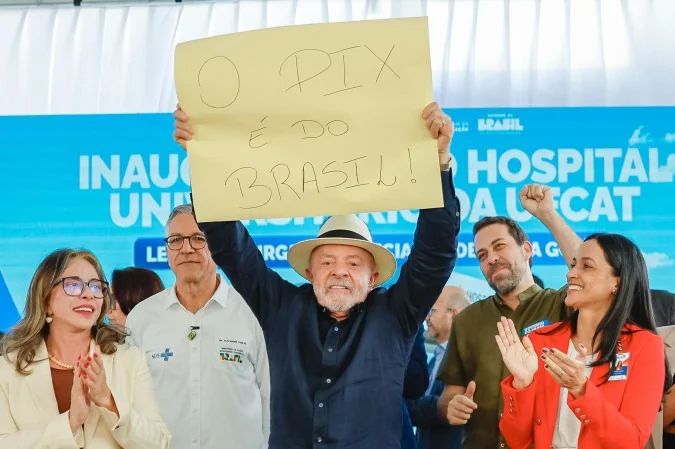Presidente Lula segurando cartaz em defesa do Pix durante evento