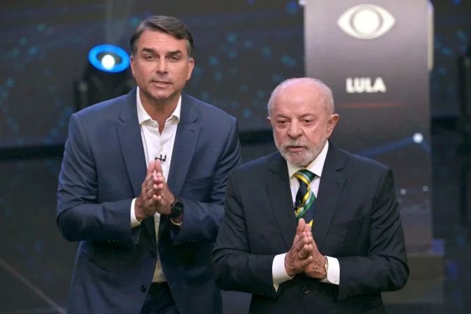 Lula e Flávio Bolsonaro durante debate na TV Band
