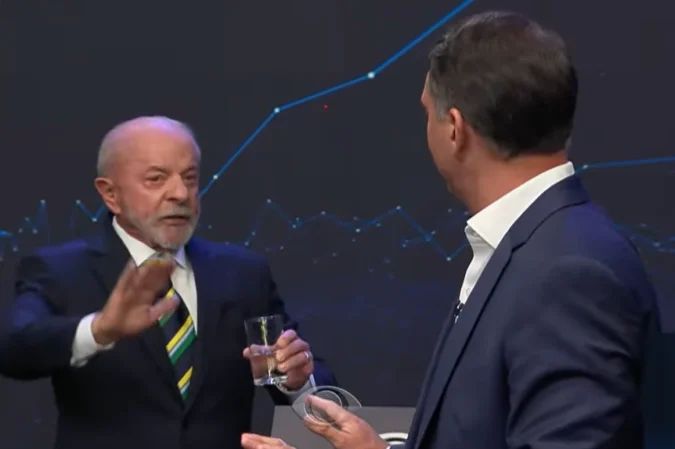 Lula afasta-se de Flávio Bolsonaro durante debate