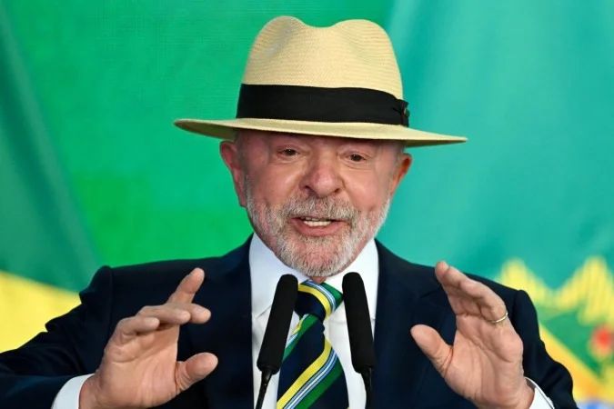 Presidente Lula discursando durante cerimônia na Base Aérea de Brasília