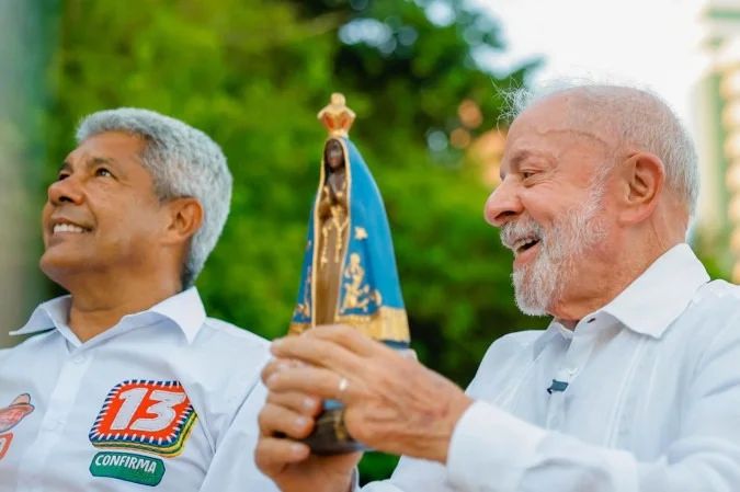 Lula erguendo imagem de Nossa Senhora Aparecida