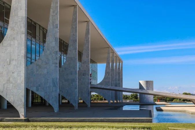 Tela com formulário de registro de candidatura do TSE exibindo campo de bens declarados
