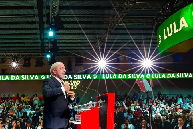 Lula discursando ao lado de Pedro Sánchez em Barcelona