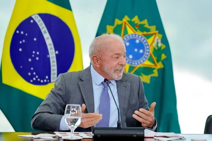 Presidente Lula embarcando em aeroporto