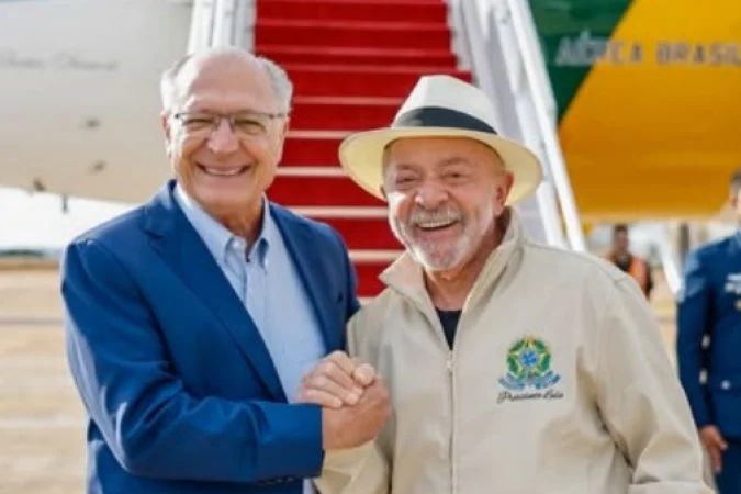 Presidente Lula embarcando da Base Aérea de Brasília