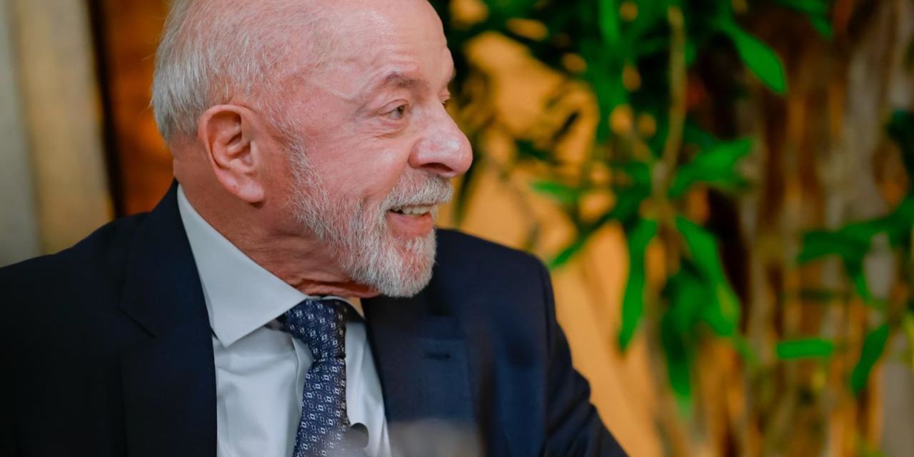 Lula discursando em ato público em Porto Alegre