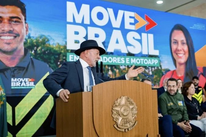 Lula no Palácio do Planalto anunciando programa para entregadores