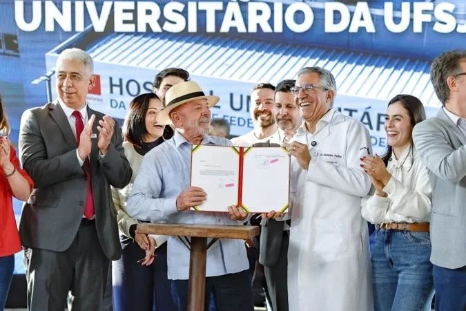 Presidente Lula discursando durante evento em Minas Gerais