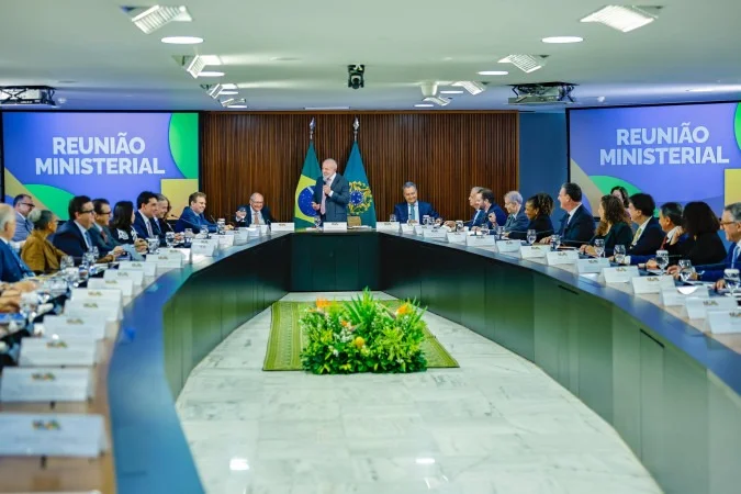 Diário Oficial da União com atos de exoneração