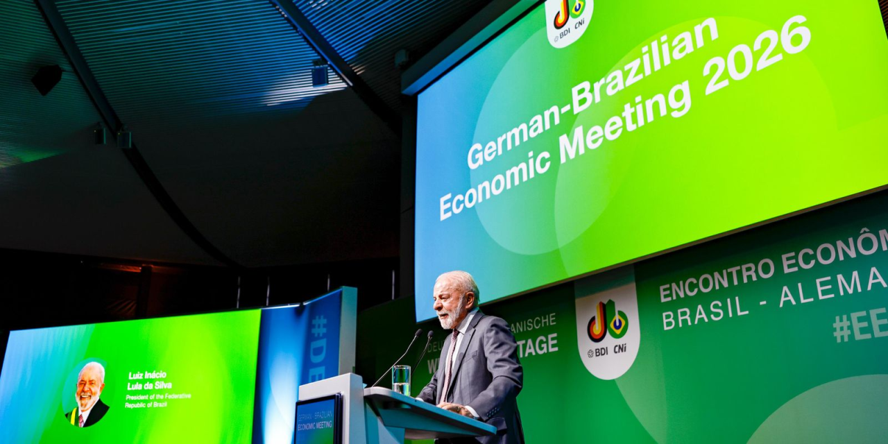 Presidente Lula fala a jornalistas durante viagem