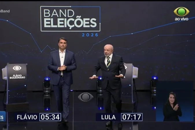 Lula e Flávio Bolsonaro durante debate na Rede Bandeirantes