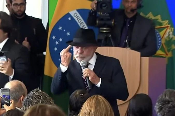 Presidente Lula gesticulando durante cerimônia no Palácio do Planalto