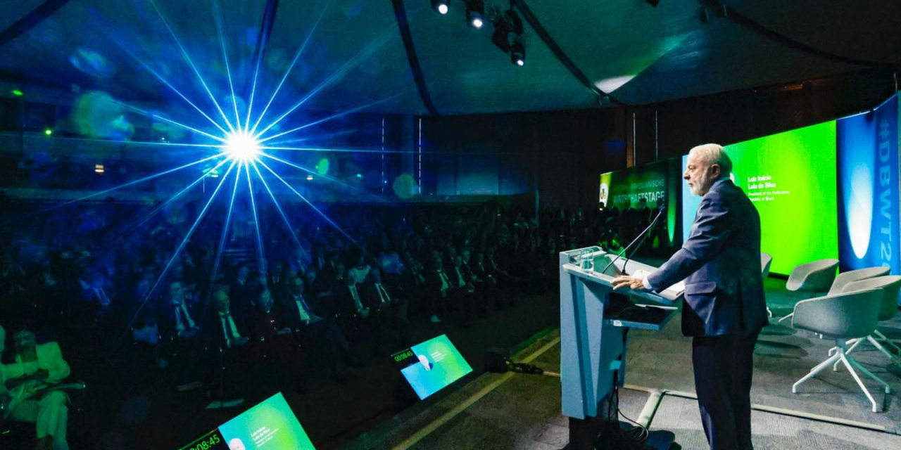 Presidente Lula fala com jornalistas durante viagem