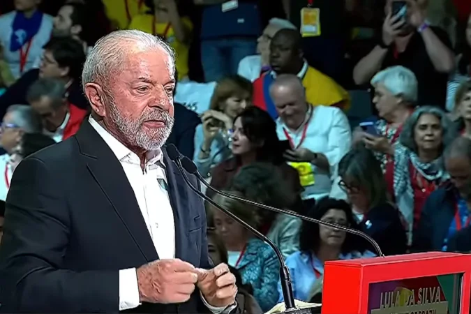 Presidente Lula discursando em Barcelona