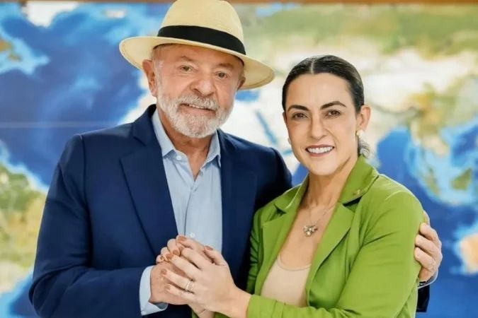 Lula em evento ao lado de lideranças políticas
