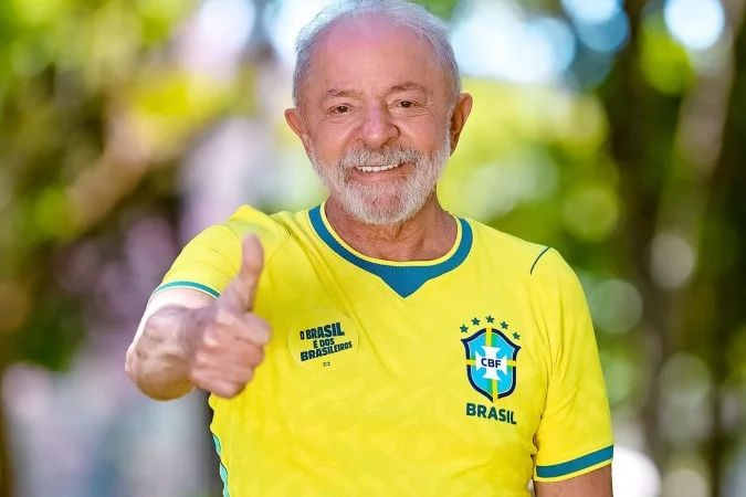 Lula e aliados com roupas verde e amarela em publicação nas redes