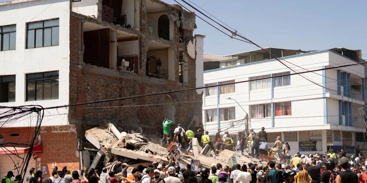 Danos após terremoto de magnitude 7,4 na Colômbia