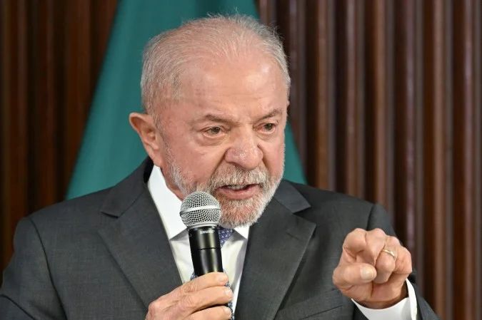 Lula discursando no G7 em Évian-les-Bains