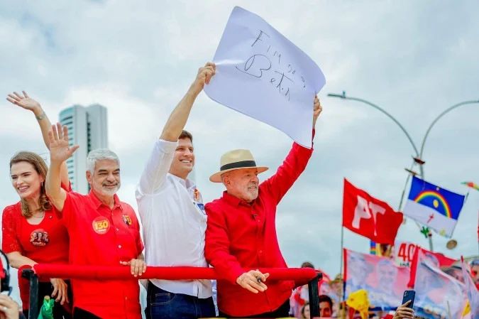 Lula segurando cartaz contra apostas durante caminhada