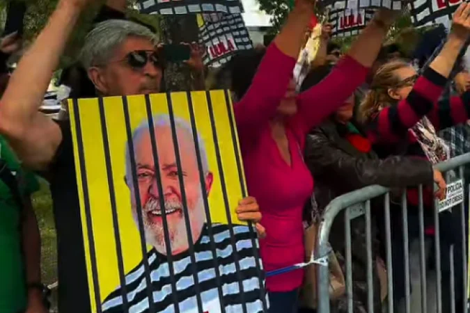 Manifestantes pró e contra Lula em frente ao Palácio de Belém