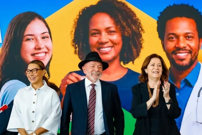 Presidente Lula discursando no Palácio do Planalto durante cerimônia de entregas