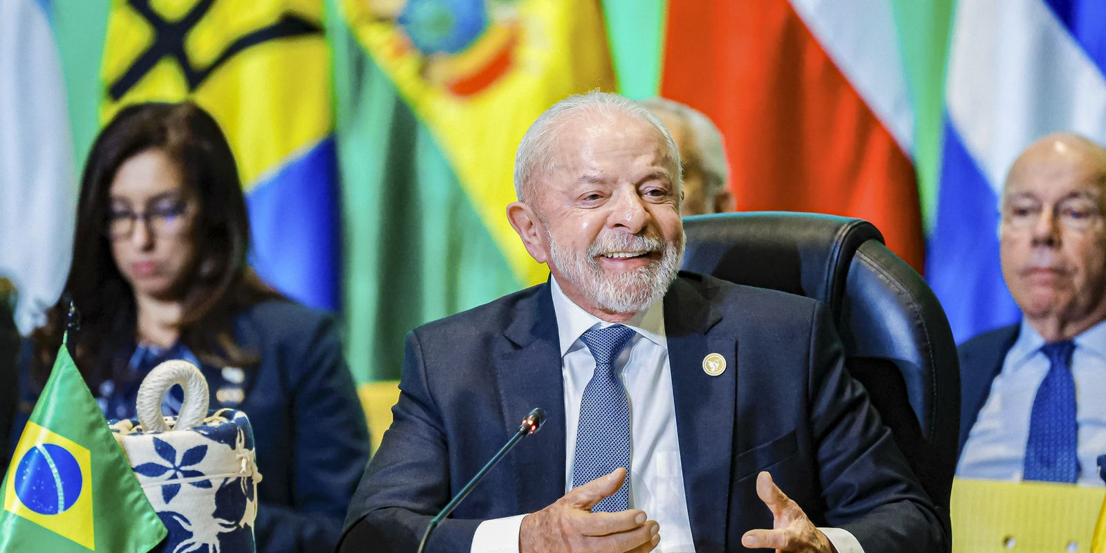 Presidente Lula com chanceler Mauro Vieira em discurso na Celac