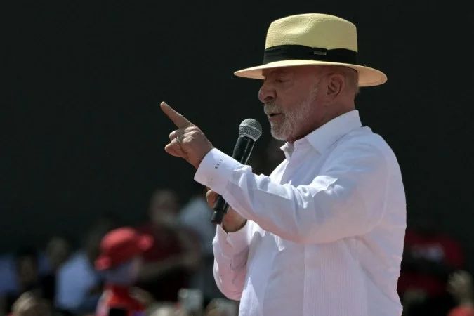 Presidente Lula discursando durante evento de campanha