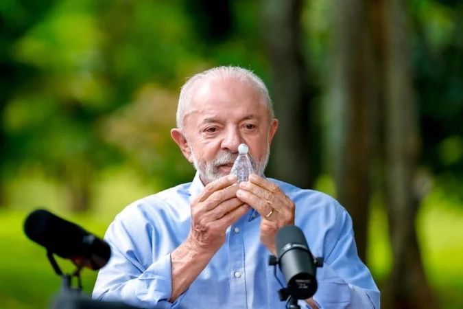 Lula participa de missa na capela do Palácio da Alvorada