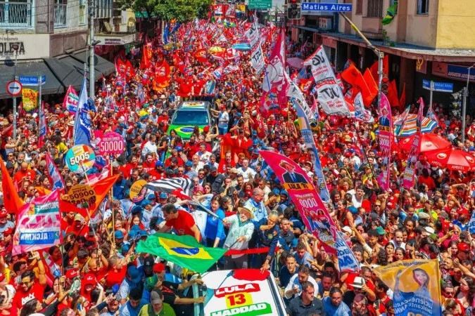 Avenida Paulista com fluxo de pedestres durante manifestação