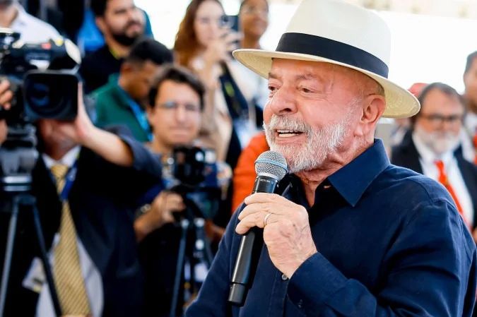 Presidente Lula discursando em cerimônia de inauguração em Divinópolis