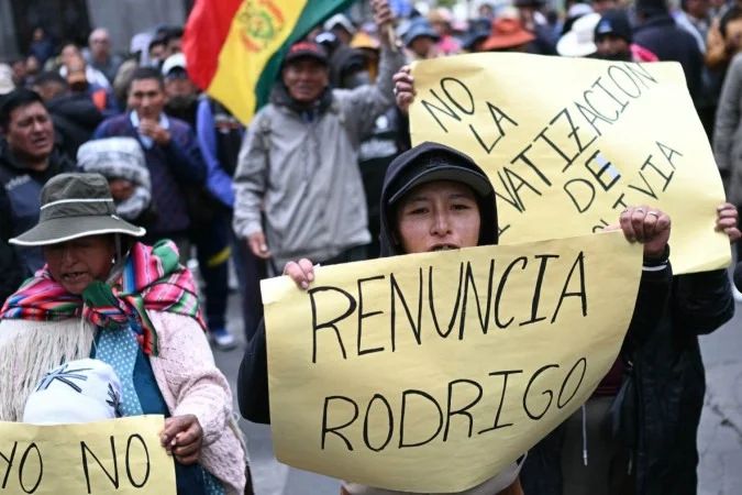 Caminhões parados em bloqueio rodoviário na Bolívia