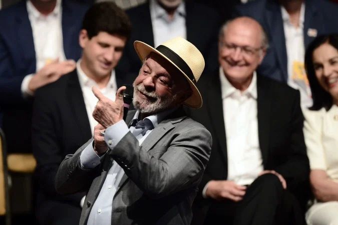 Lula no palco da convenção nacional do PT em São Paulo