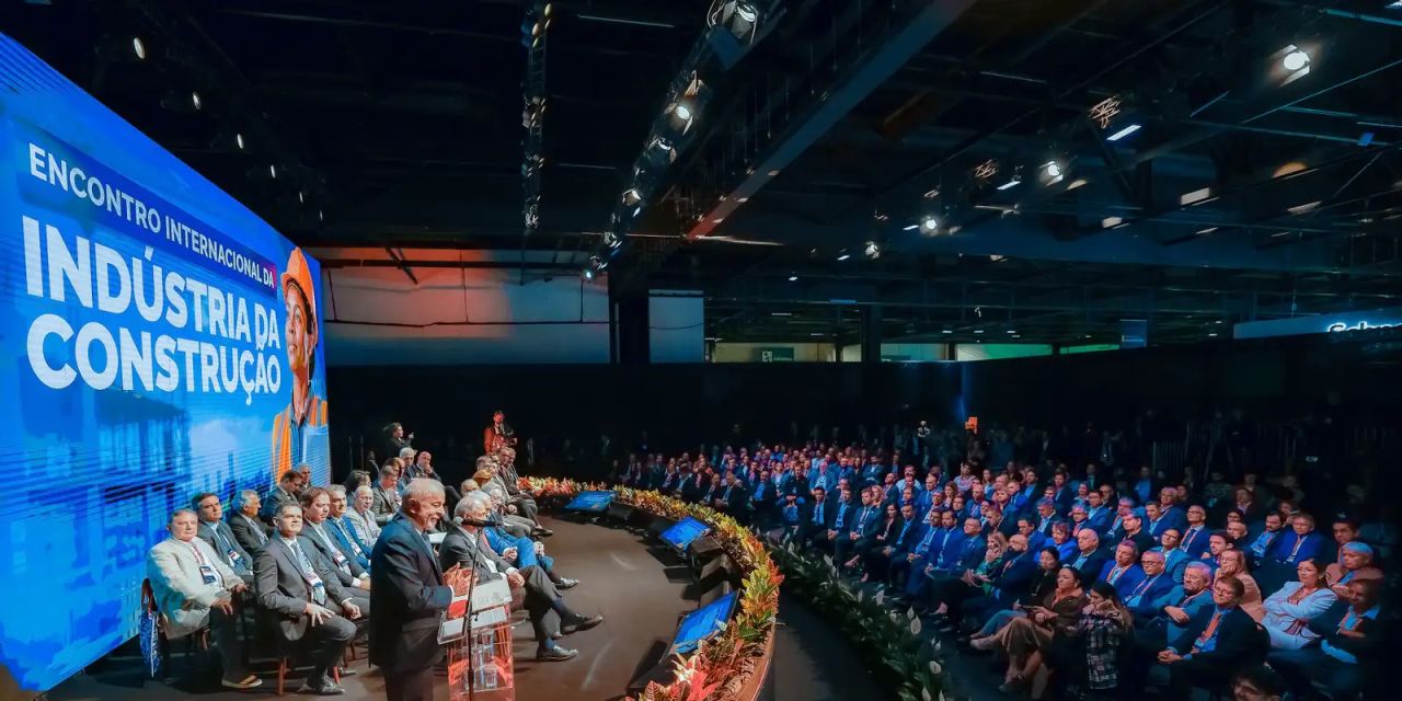 Presidente Lula durante evento da indústria da construção