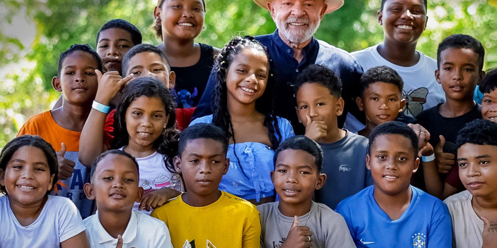 Lula com crianças e Janja sorrindo