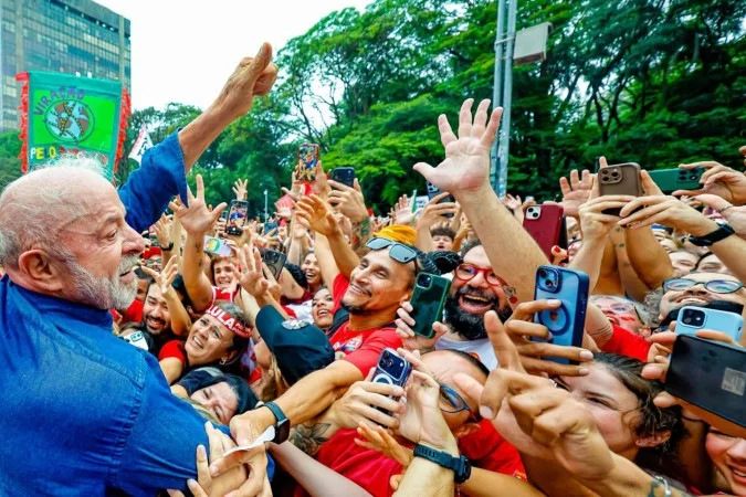 Lula entre estudantes ao anunciar proposta para universitários