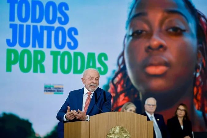 Presidente Lula discursando no Palácio do Planalto