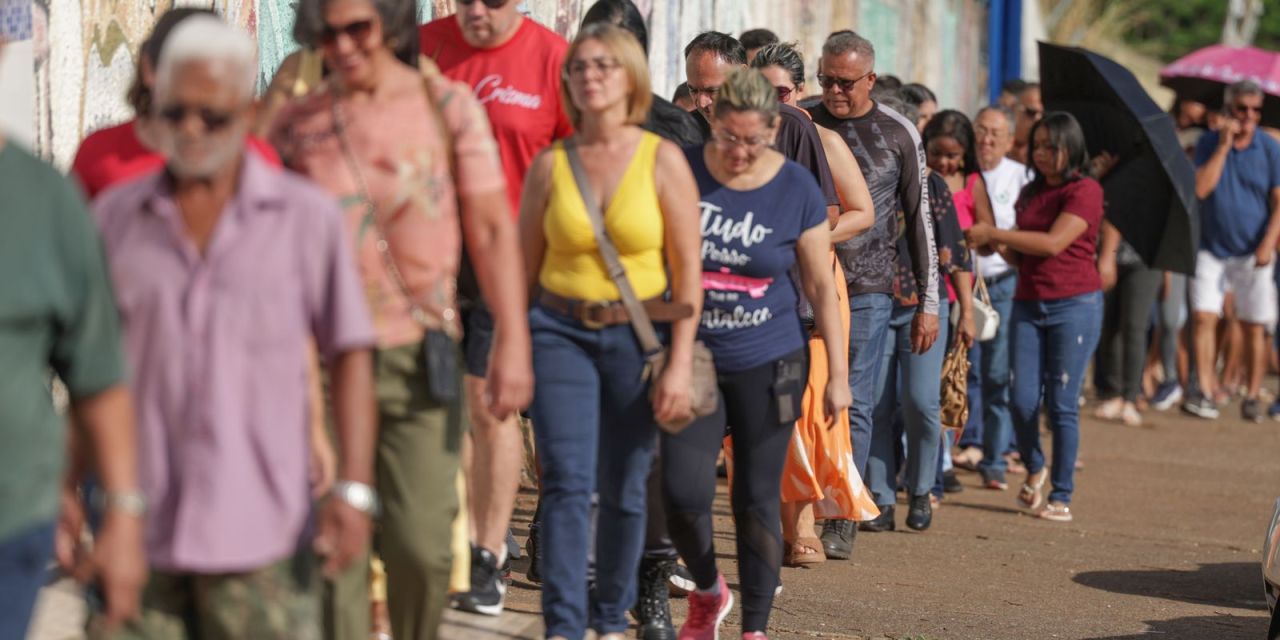 Luiz Inácio Lula da Silva falando ao microfone sobre votação