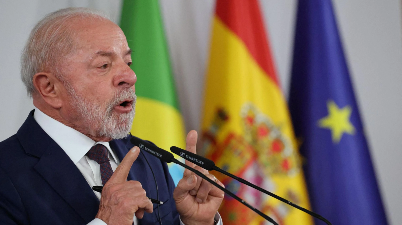 Luiz Inácio Lula da Silva em púlpito durante fórum em Barcelona