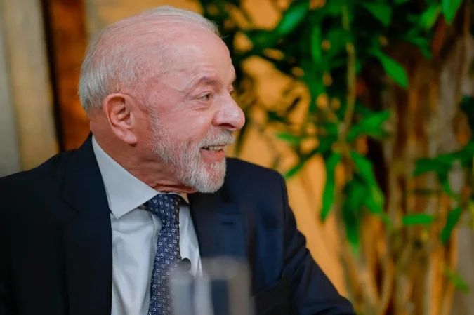 Presidente Lula em frente ao prédio do STF