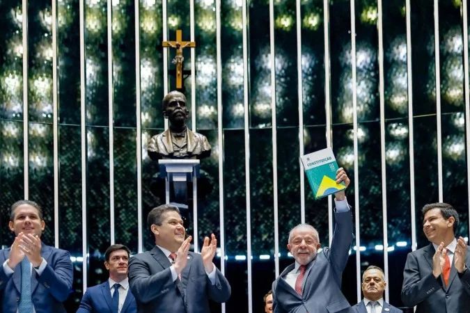 Presidente Lula discursando na cerimônia de promulgação no Congresso Nacional