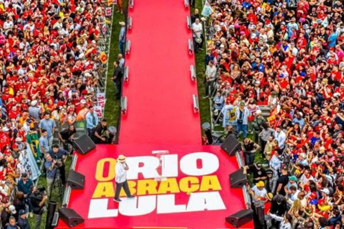 Presidente Lula discursando em comício no estádio de Bangu