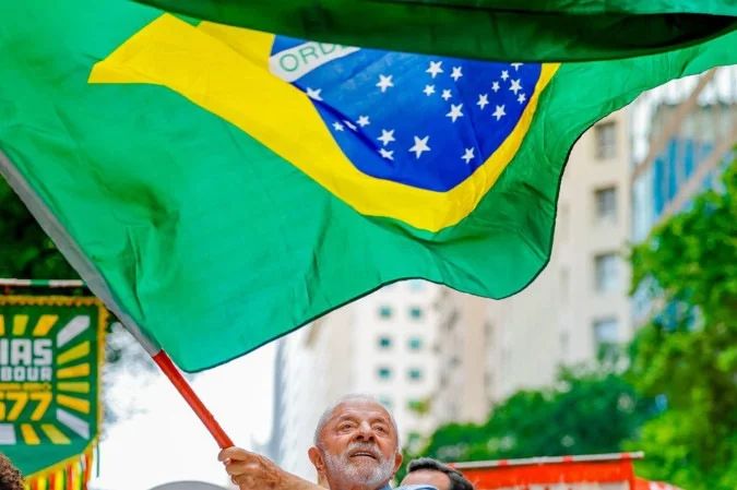 Lula discursando em evento de campanha
