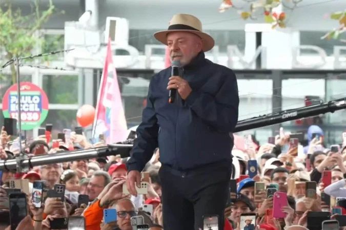 Presidente Lula discursando em comício em Florianópolis