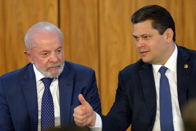 Presidente Lula e senador Davi Alcolumbre durante encontro