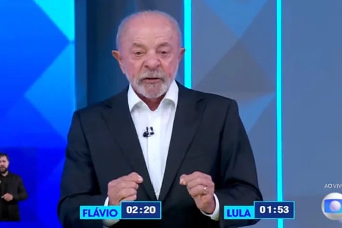Lula e Flávio Bolsonaro durante debate na TV Globo