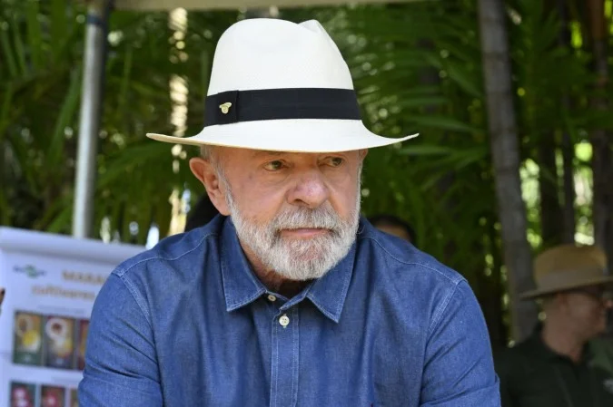 Lula em aparição pública com chapéu