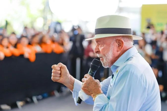 Presidente Lula discursando em evento