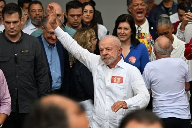 Luiz Inácio Lula da Silva comemorando a vitória com apoiadores