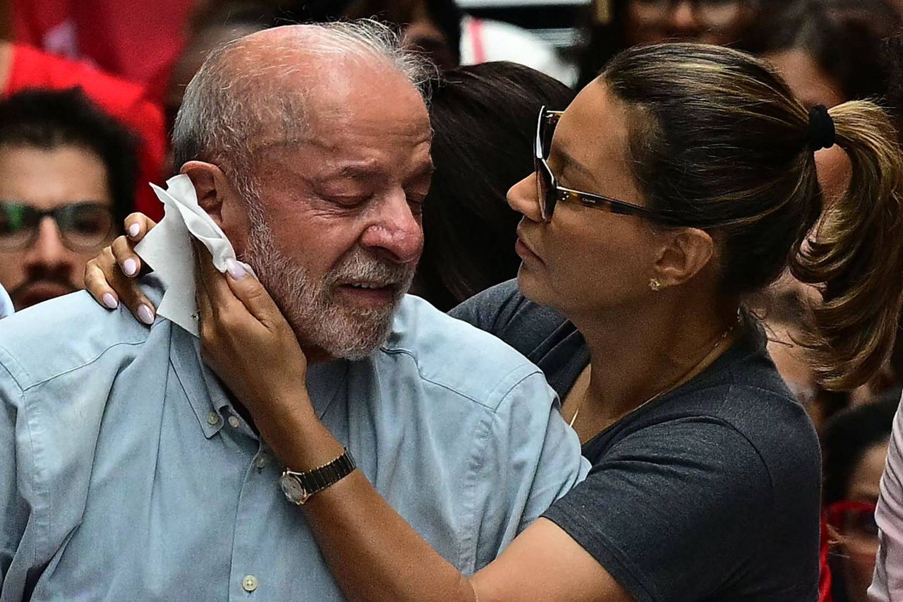 Lula saindo de escola após votar
